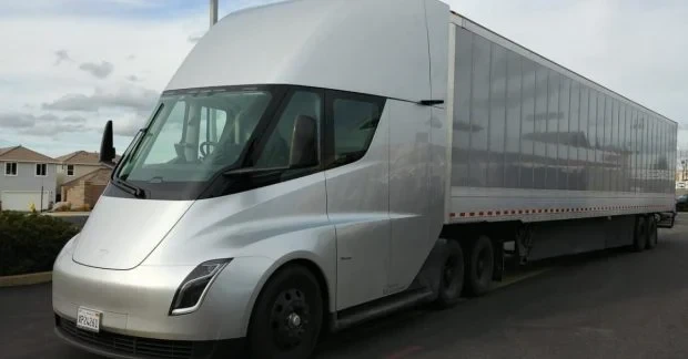 Tesla отримала рекордне замовлення на електровантажівки: купують одразу 500 Semi