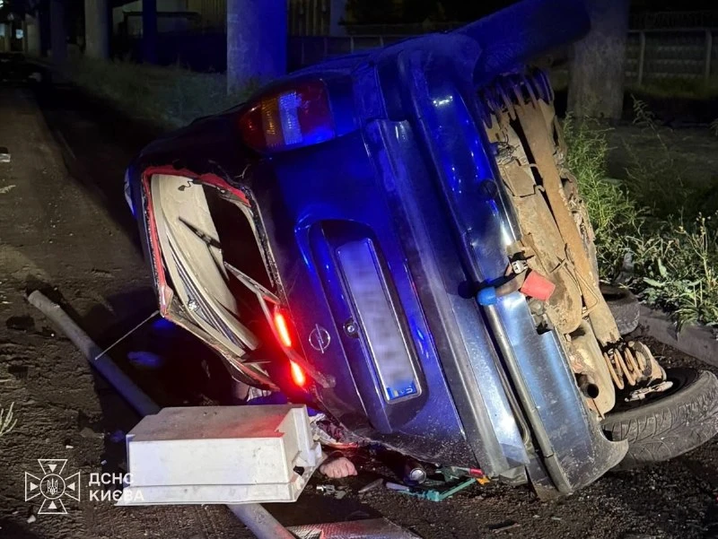 Авто злетіло з мосту в Києві та накрило водія: чоловік загинув