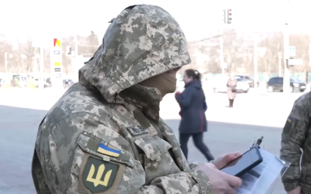 У ТЦК вимагають віддати телефон: адвокат назвав 4 кроки для захисту своїх прав